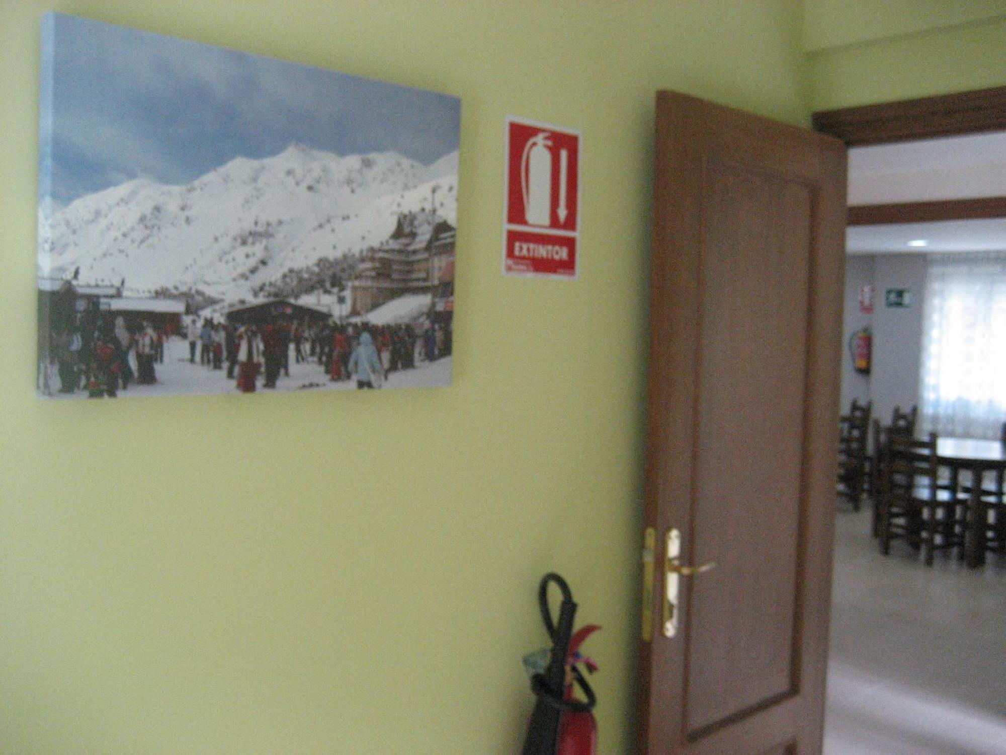 Albergue Turistico Rio Aragon Canfranc Esterno foto
