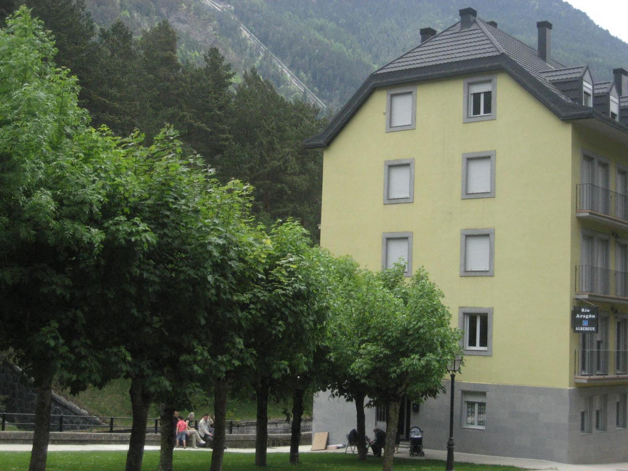 Albergue Turistico Rio Aragon Canfranc Esterno foto